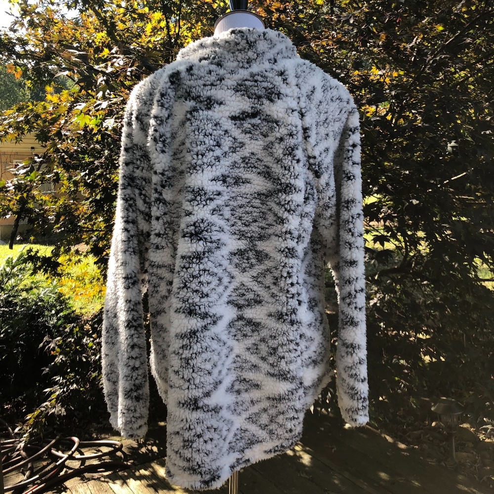 Sherpa Pullover Charcoal Print in Women's - NWT - Picture 3 of 8